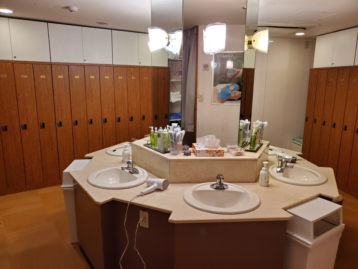 Locker / Powder room